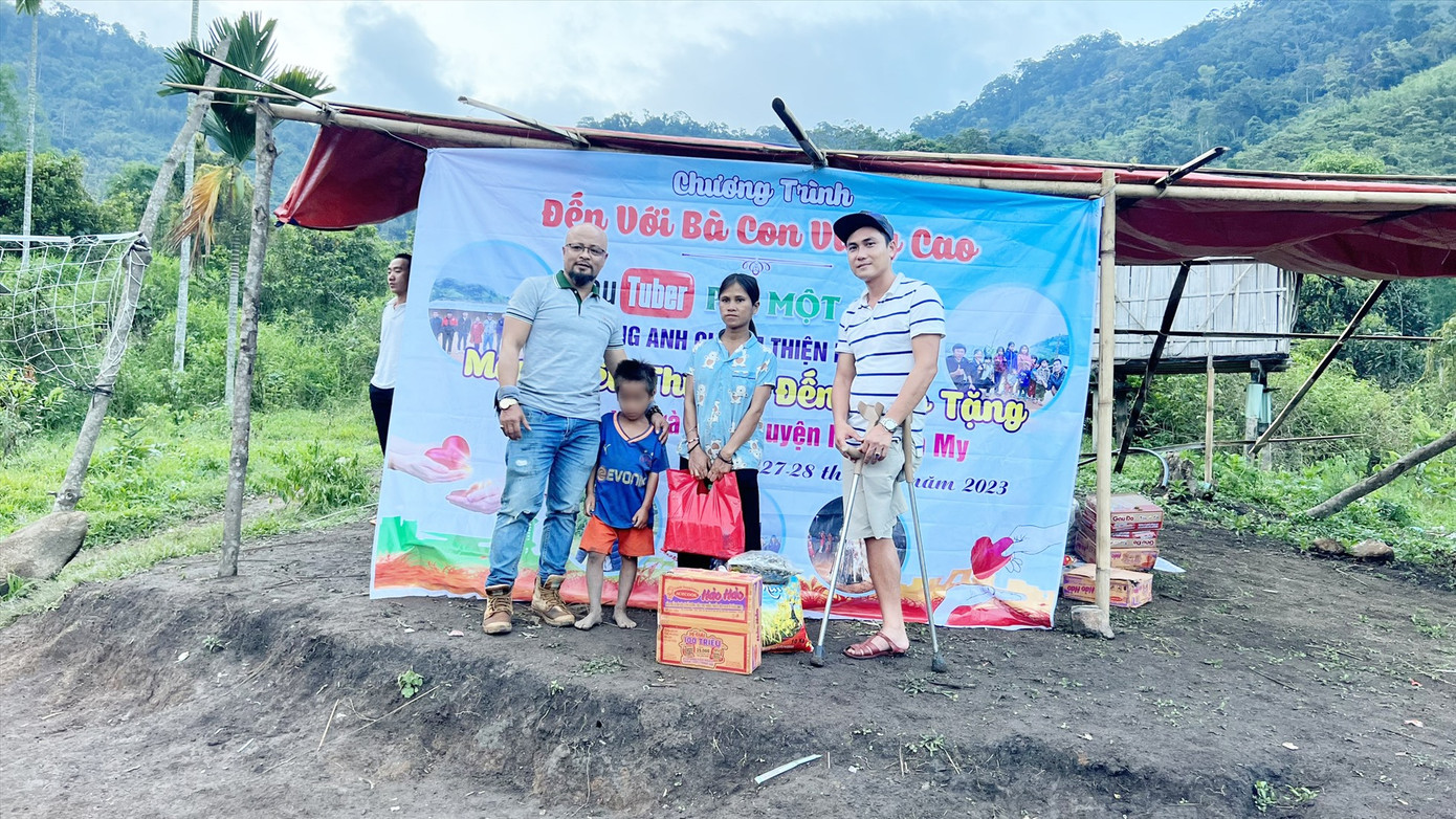 Lương Phi (ngoài cùng bên phải) trong một chương trình thiện nguyện Lương Phi (ngoài cùng bên phải) trong một chương trình thiện nguyện