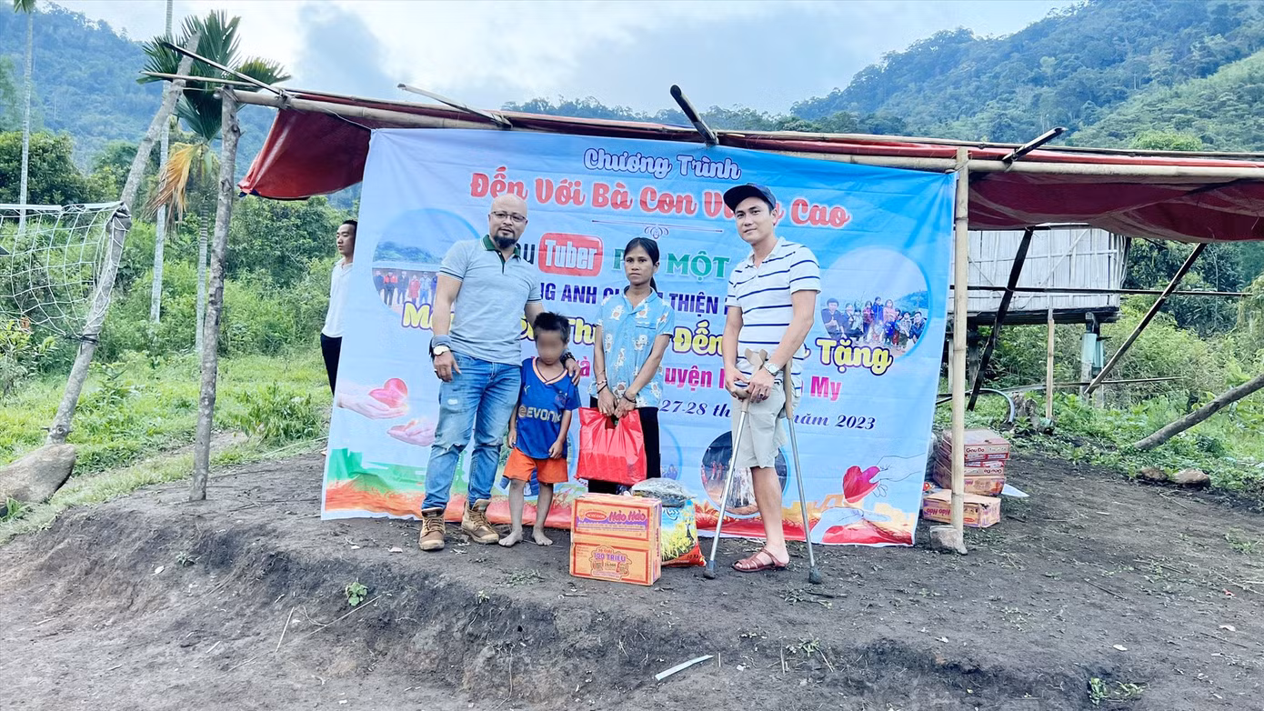 Lương Phi (ngoài cùng bên phải) trong một chương trình thiện nguyện Lương Phi (ngoài cùng bên phải) trong một chương trình thiện nguyện