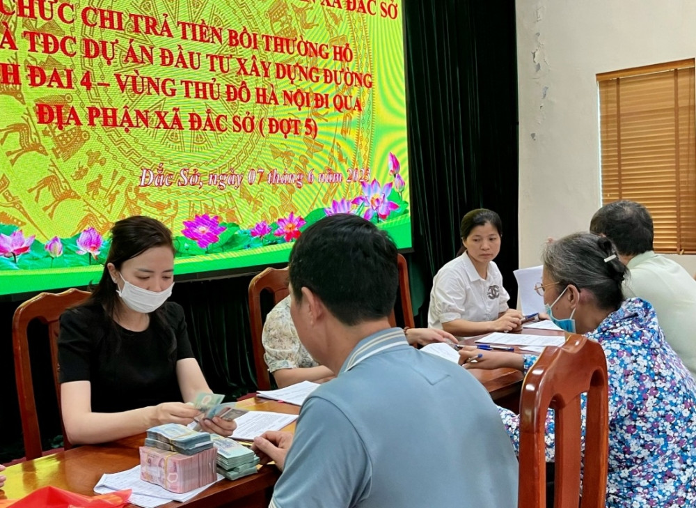 Người dân huyện Hoài Đức nhận tiền đền bù bồi thường giải phóng mặt bằng dự án Vành đai 4 Người dân huyện Hoài Đức nhận tiền đền bù bồi thường giải phóng mặt bằng dự án Vành đai 4