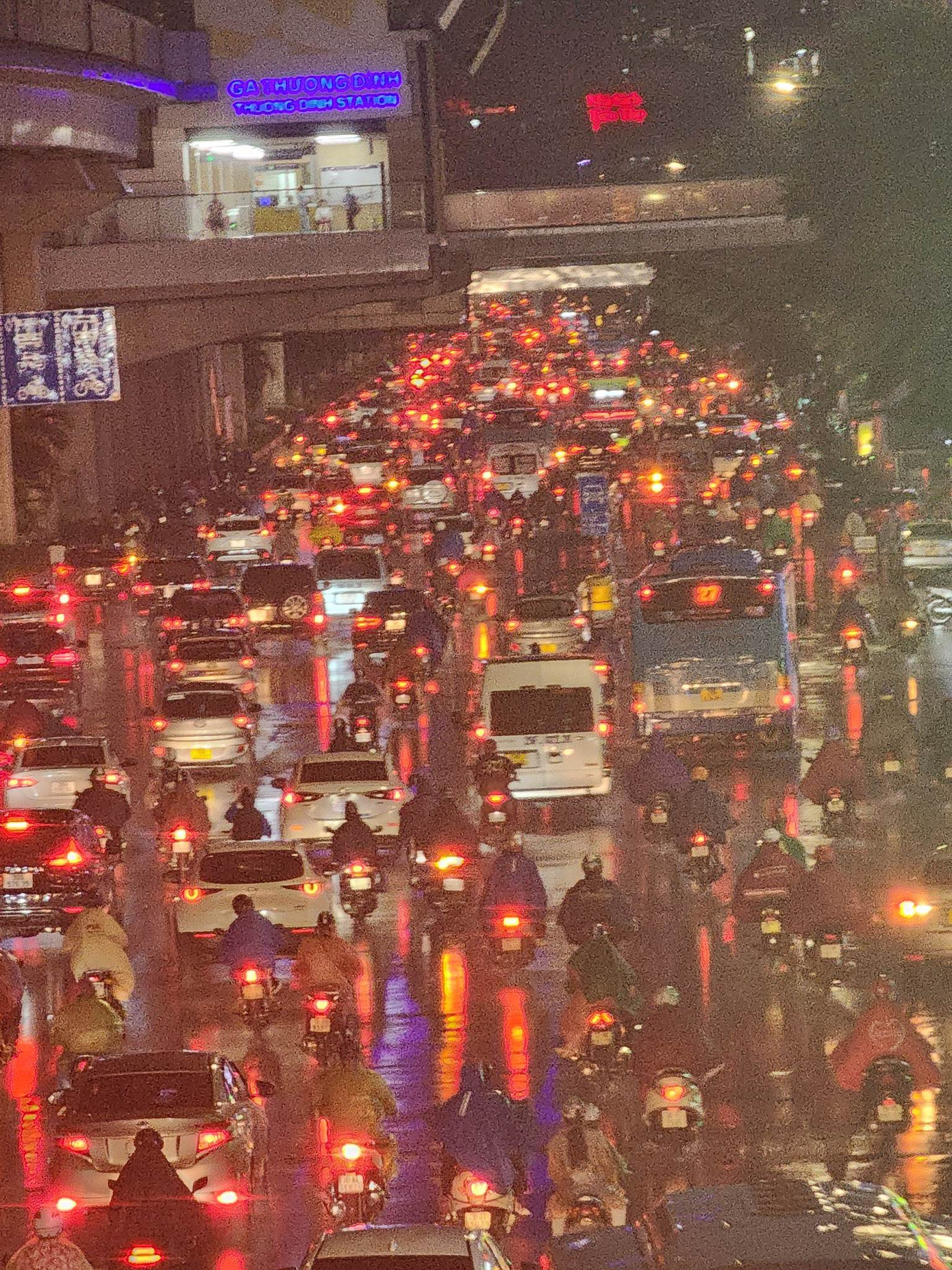 Mưa lớn khiến các phương tiện di chuyển trên đường Nguyễn Trãi gặp nhiều khó khăn