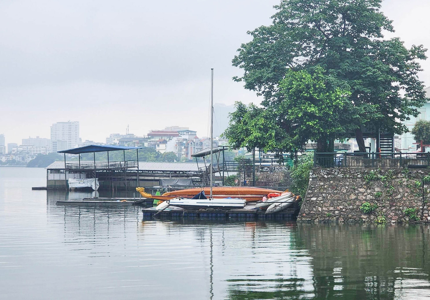 Mặt Hồ Tây đoạn ngang đường Vệ Hồ, nhiều công trình cũ đã xuống cấp vẫn chưa được di dời.
