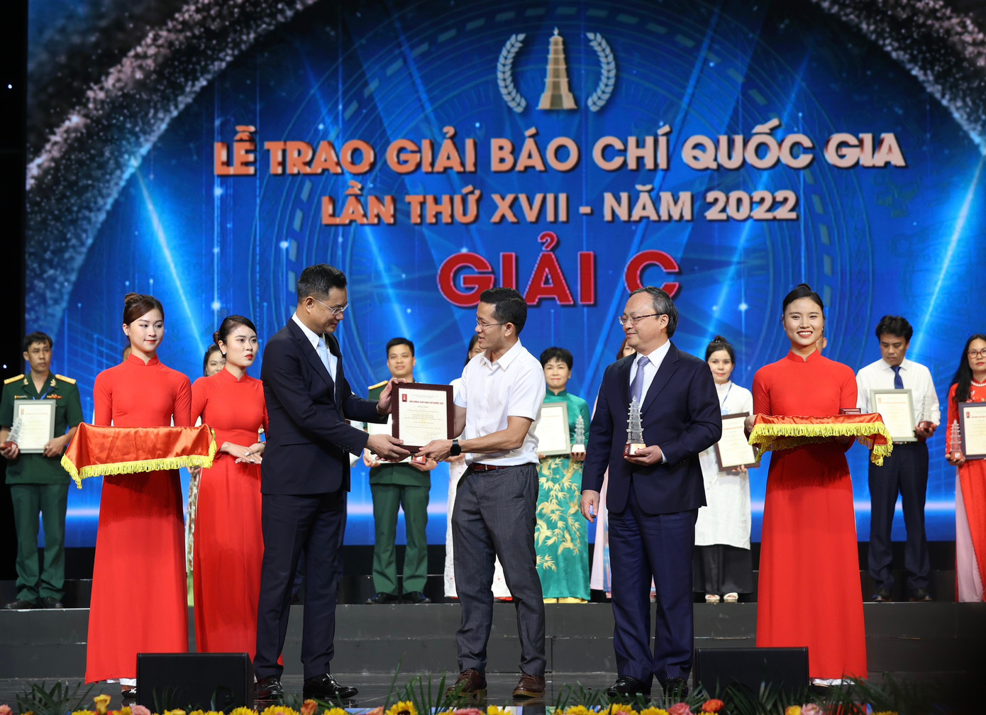 Ban tổ chức trao Giải C cho đại diện nhóm tác giả Báo Tiền Phong (Ảnh: Như Ý). Ban tổ chức trao Giải C cho đại diện nhóm tác giả Báo Tiền Phong (Ảnh: Như Ý).