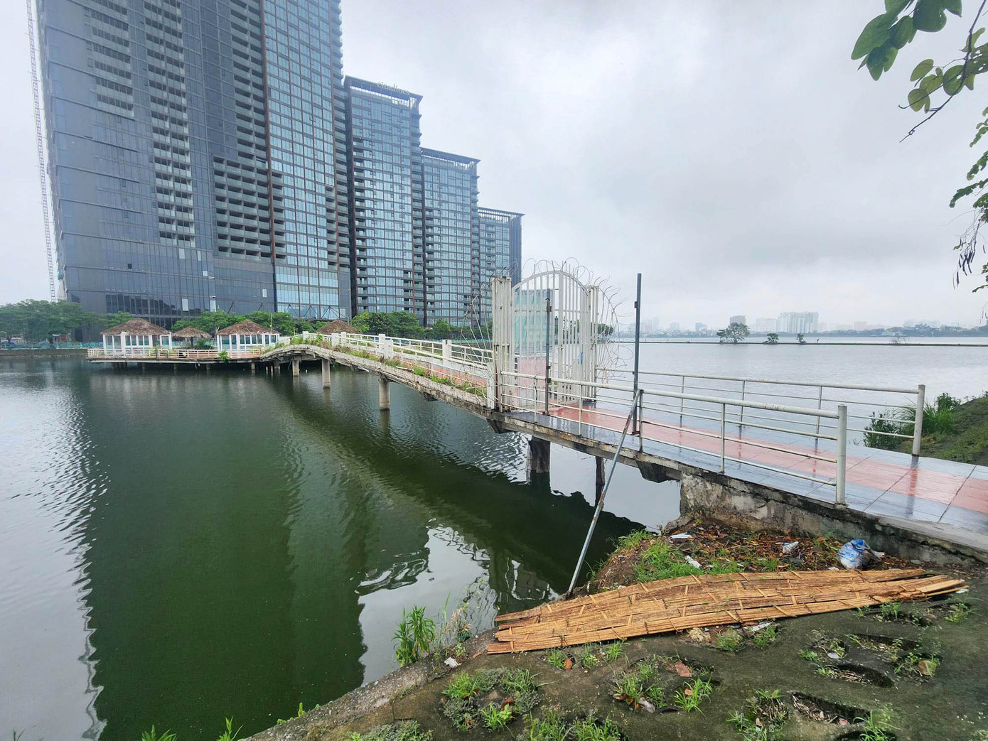 Hồ Thủy Sứ trên với diện tích 35.637,1m2 thuộc loại đất ao hồ nông nghiệp công ích đã được UBND phường Quảng An tổ chức đấu giá cho thuê quyền sử dụng đất sử dụng vào mục đích sản xuất nông nghiệp, nuôi trồng thủy sản tại phường. Hiện nay, trên mặt nước hồ tồn tại vật kiến trúc bao gồm các cọc, sàn bê tông cốt thép và cầu bê tông cốt thép (tồn tại từ năm 2002). Hiện nay, UBND phường Quảng An đang thiết lập quy trình cưỡng chế hành chính tháo dỡ, di dời các công trình ra khỏi hồ; tổ chức thực hiện cưỡng chế tháo dỡ trong Quý III/2023.