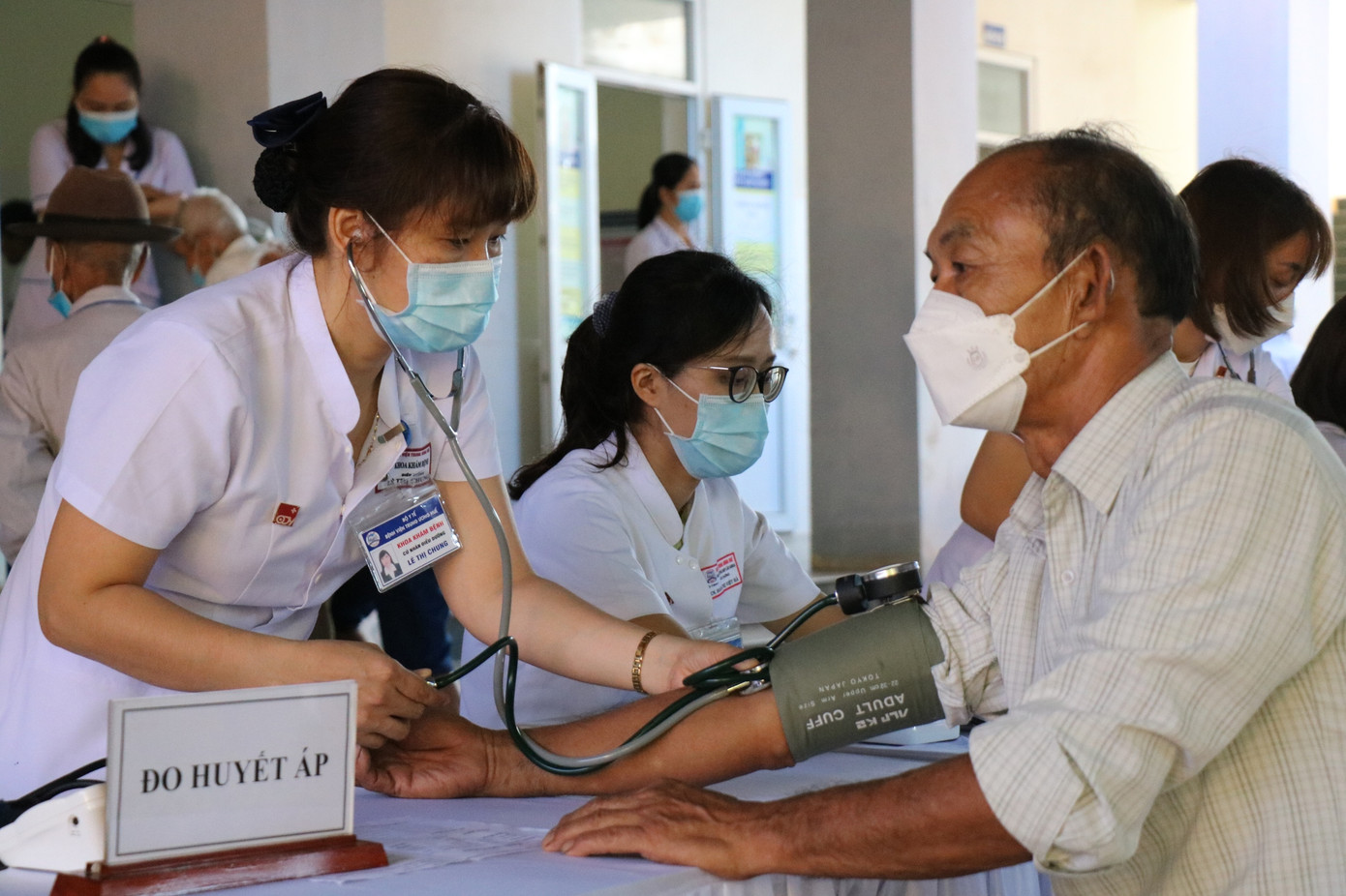 Các y bác sĩ khám bệnh cho nhân dân Các y bác sĩ khám bệnh cho nhân dân