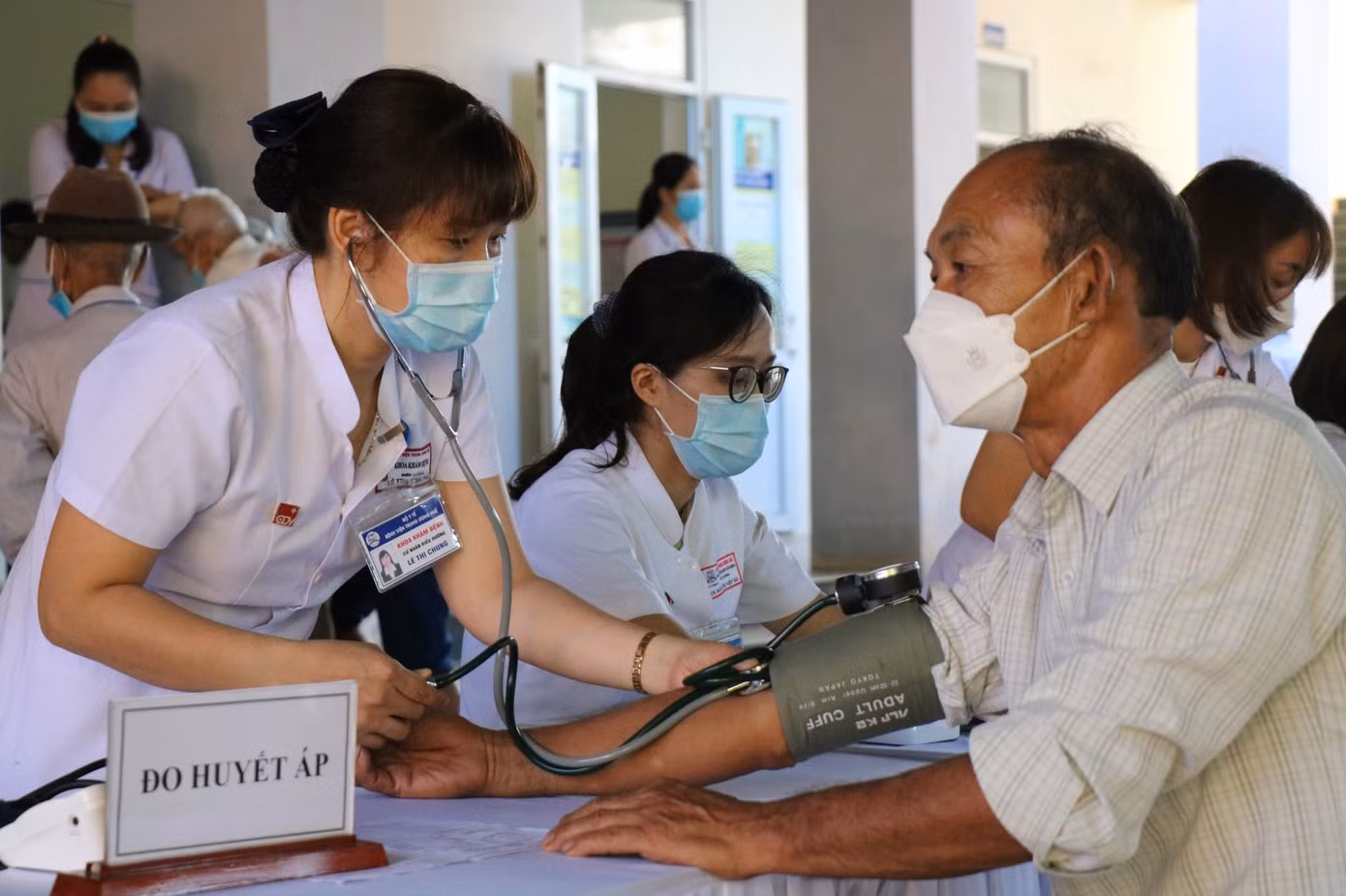 Các y bác sĩ khám bệnh cho nhân dân