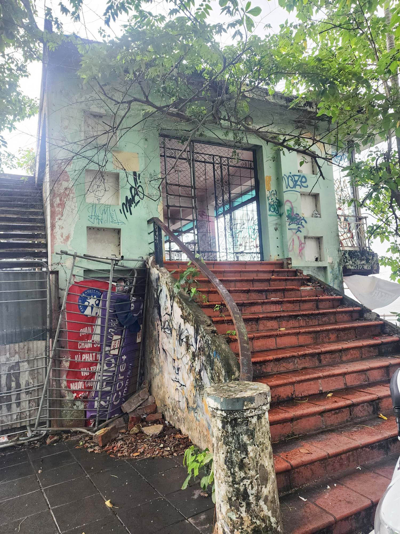 Được biết, UBND thành phố Hà Nội đã giao Sở Tài nguyên và môi trường kiểm tra, rà soát quy trình cấp Giấy chứng nhận quyền sử dụng đất và tài sản gắn liền với đất tại địa chỉ này. Đồng thời đề xuất phương án xử lý những tồn tại trong quá trình quản lý, sử dụng...