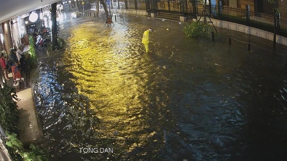 Lượng mưa lớn đã làm ngập nhiều đoạn trên phố Tông Đản
