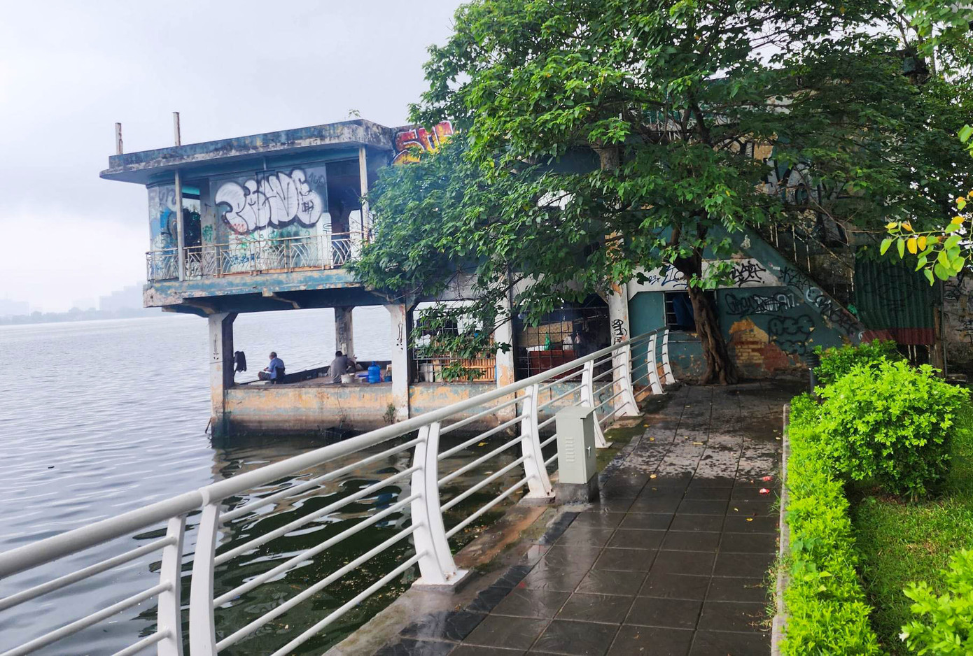 Từ năm 2016 đến nay, công trình nhà Thủy phi cơ nằm trên đường Nguyễn Đình Thi đã bị bỏ hoang. Công trình thuộc Hãng phim truyện Việt Nam đã được Sở Tài nguyên và Môi trường Hà Nội cấp giấy chứng nhận quyền sử dụng đất vào năm 2016. Đại diện UBND quận Tây Hồ cho biết, để đảm bảo cảnh quan môi trường, an ninh trật tự khu vực, UBND quận đề nghị UBND thành phố tiếp tục chỉ đạo các sở ngành liên quan thực hiện giải phóng mặt bằng đối với phần diện tích nhà Thuỷ phi cơ tại số 4 Thuỵ Khuê theo quy định.