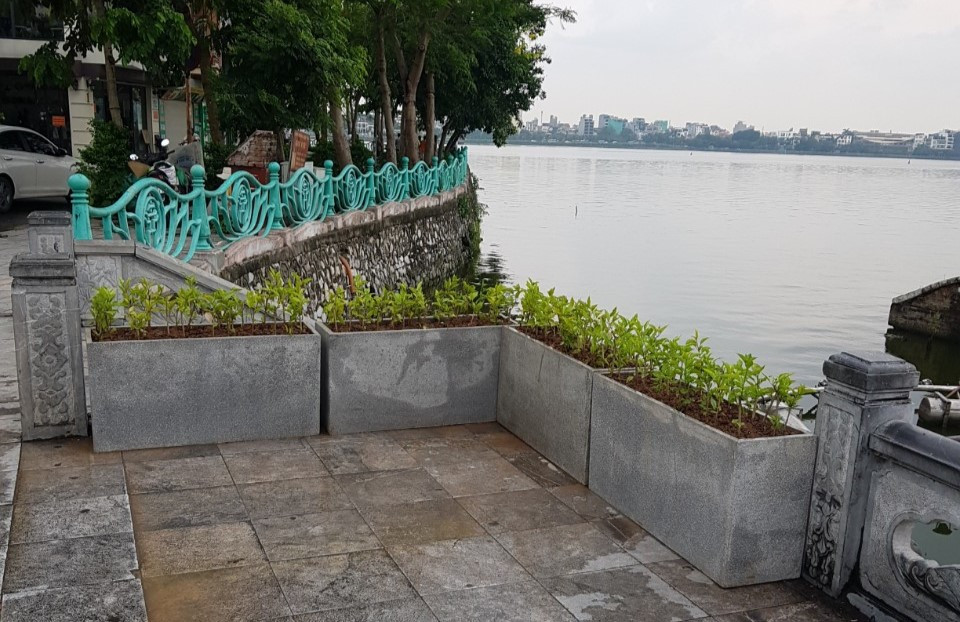 Khu vực lan can đá bị đổ sập đã được quận Tây Hồ thay thế bằng các bồn hoa