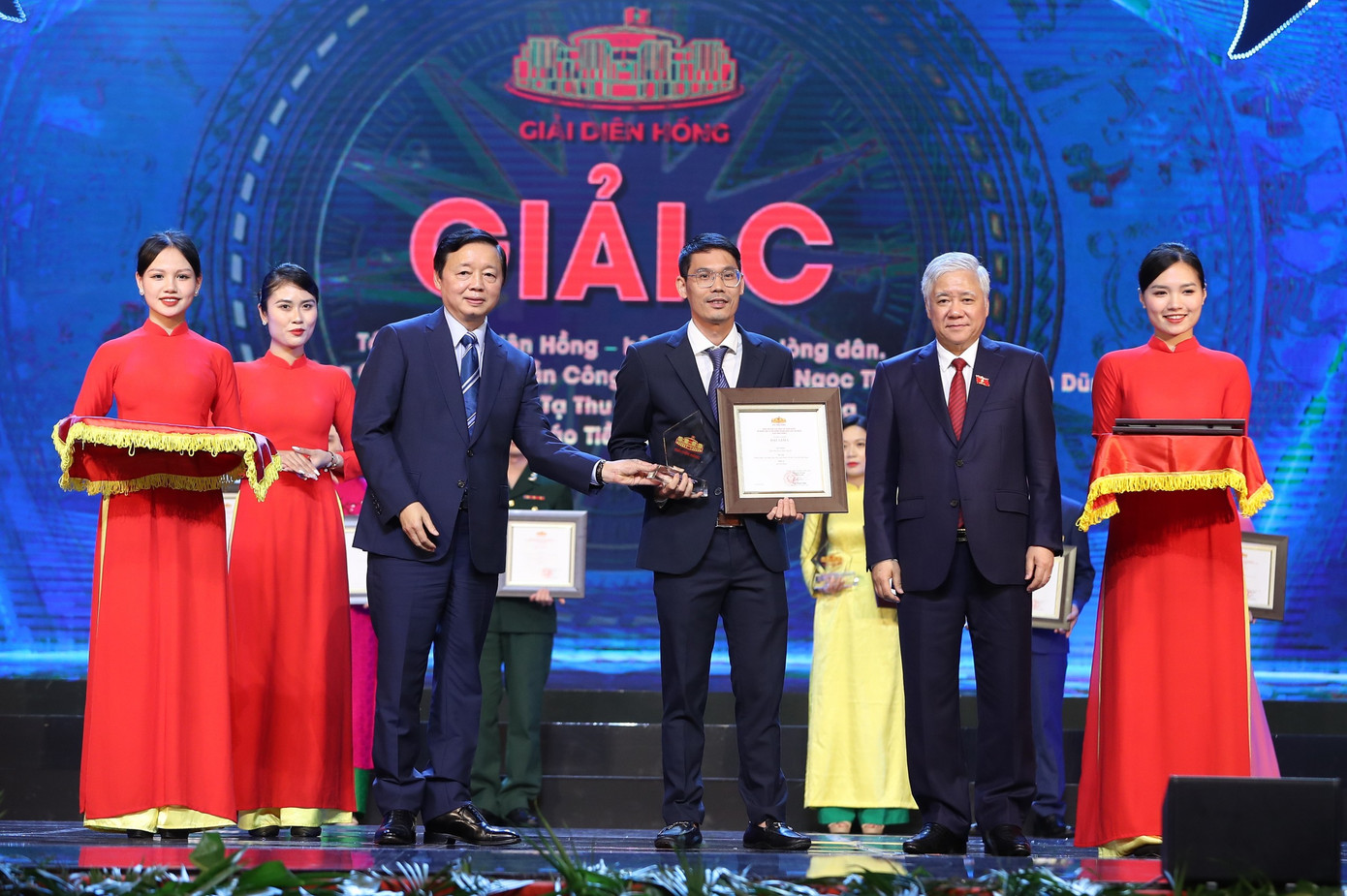 Ban Tổ chức trao giải C cho đại diện nhóm tác giả Báo Tiền Phong (ảnh Như Ý) Ban Tổ chức trao giải C cho đại diện nhóm tác giả Báo Tiền Phong (ảnh Như Ý)