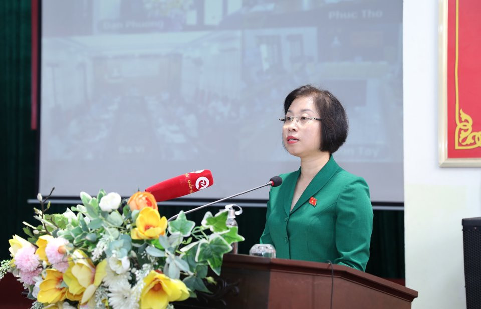 Phó Trưởng đoàn chuyên trách Đoàn đại biểu Quốc hội TP. Hà Nội Phạm Thị Thanh Mai tiếp thu ý kiến cử tri và làm rõ một số vấn đề cử tri quan tâm