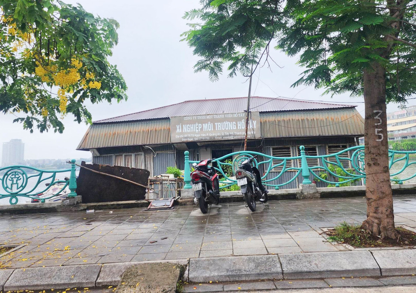 Trụ sở của Xí nghiệp Môi trường Hồ Tây (đoạn qua phố Tô Ngọc Vân, phường Quảng An, quận Tây Hồ) cũng là một công trình nhếch nhác giữa hồ Tây. Đại diện UBND quận Tây Hồ cho biết, từ năm 2017 đến nay, theo Quy định phân cấp quản lý nhà nước, Sở Xây dựng được UBND thành phố giao quản lý hồ Tây, Công ty TNHH MTV Thoát nước Hà Nội là đơn vị trúng thầu duy trì vệ sinh môi trường mặt hồ.