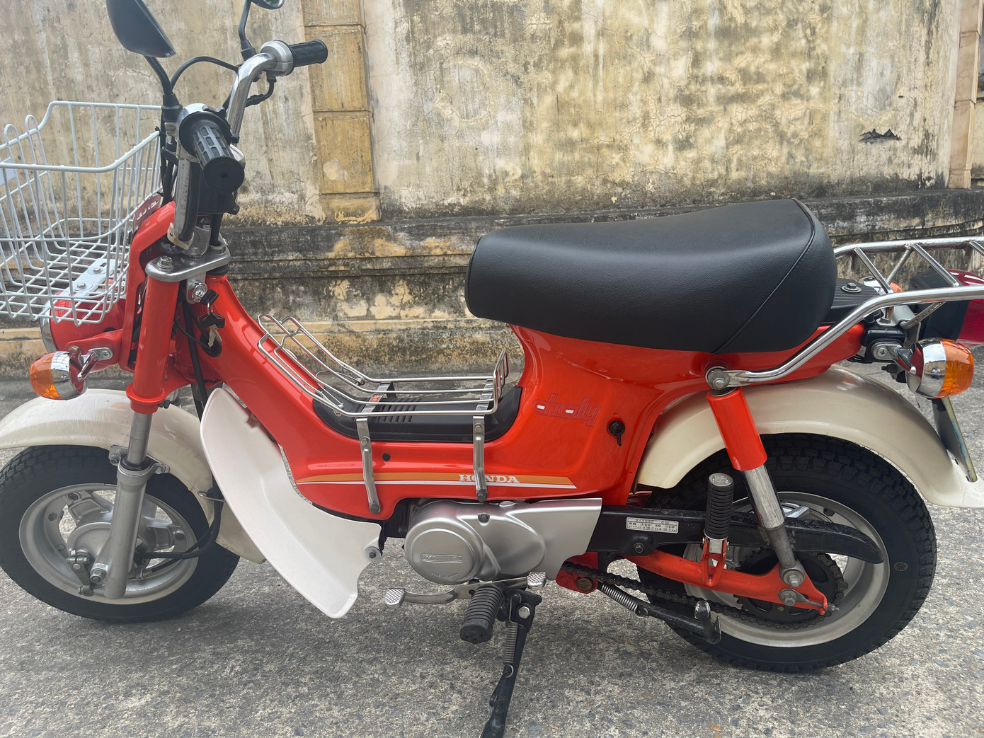 Một phương tiện bị trơn trượt do vết dầu loang