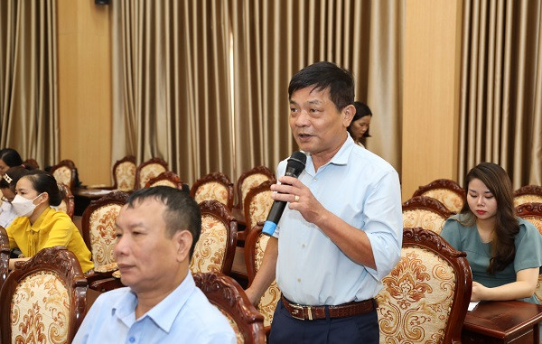 Cử tri phát biểu trong buổi tiếp xúc với Tổ Đại biểu HĐND TP. Hà Nội ngày 12/6. Cử tri phát biểu trong buổi tiếp xúc với Tổ Đại biểu HĐND TP. Hà Nội ngày 12/6.