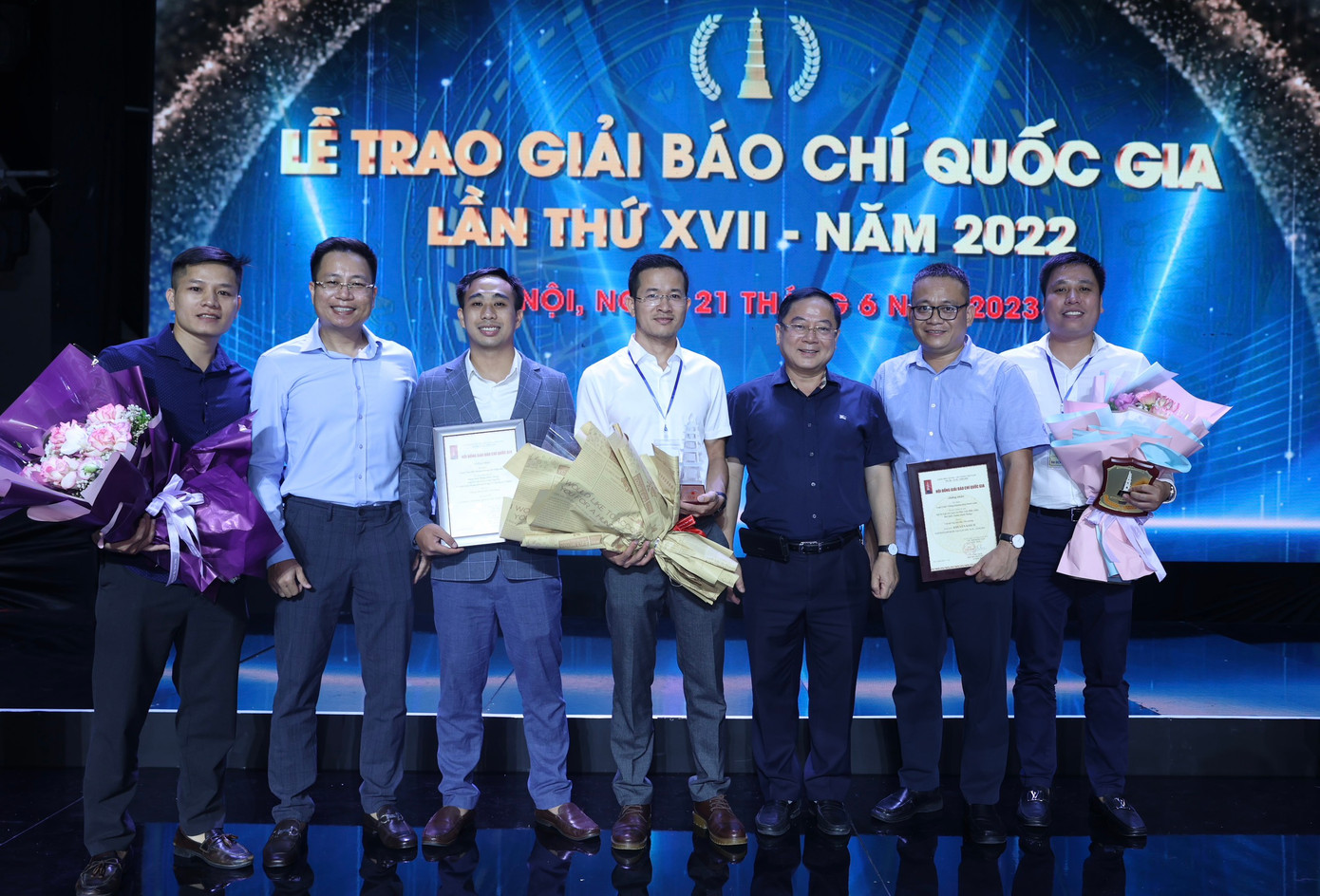 Thay mặt Ban biên tập, Nhà báo Lê Xuân Sơn - Tổng Biên tập Báo Tiền Phong (thứ 3 từ phải sang) - chúc mừng các tác giả, nhóm tác giả của Báo Tiền Phong đoạt giải (Ảnh: Như Ý). Thay mặt Ban biên tập, Nhà báo Lê Xuân Sơn - Tổng Biên tập Báo Tiền Phong (thứ 3 từ phải sang) - chúc mừng các tác giả, nhóm tác giả của Báo Tiền Phong đoạt giải (Ảnh: Như Ý).