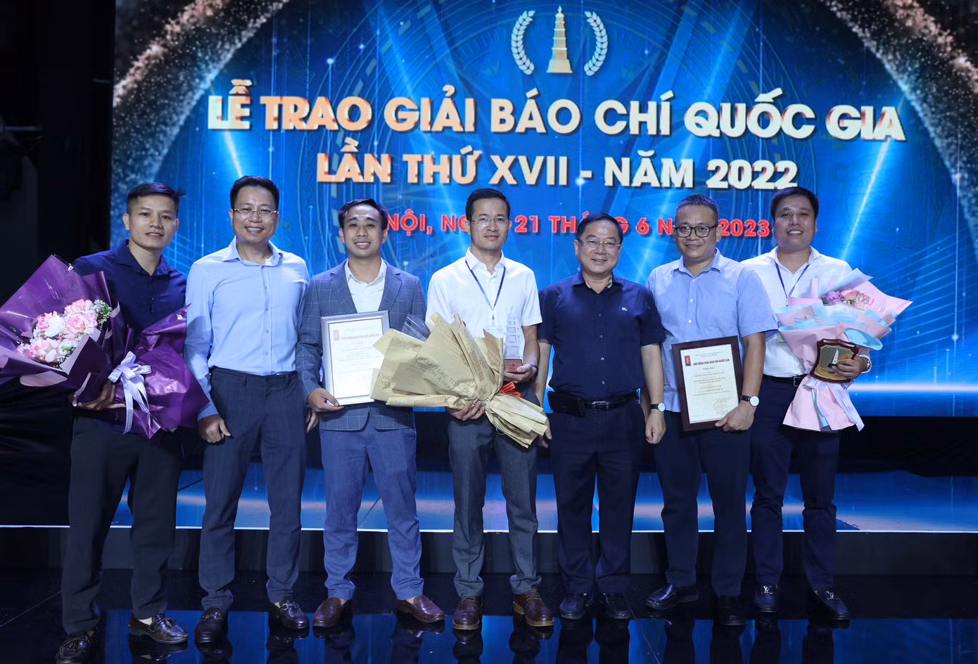 Thay mặt Ban biên tập, Nhà báo Lê Xuân Sơn - Tổng Biên tập Báo Tiền Phong (thứ 3 từ phải sang) - chúc mừng các tác giả, nhóm tác giả của Báo Tiền Phong đoạt giải (Ảnh: Như Ý). Thay mặt Ban biên tập, Nhà báo Lê Xuân Sơn - Tổng Biên tập Báo Tiền Phong (thứ 3 từ phải sang) - chúc mừng các tác giả, nhóm tác giả của Báo Tiền Phong đoạt giải (Ảnh: Như Ý).