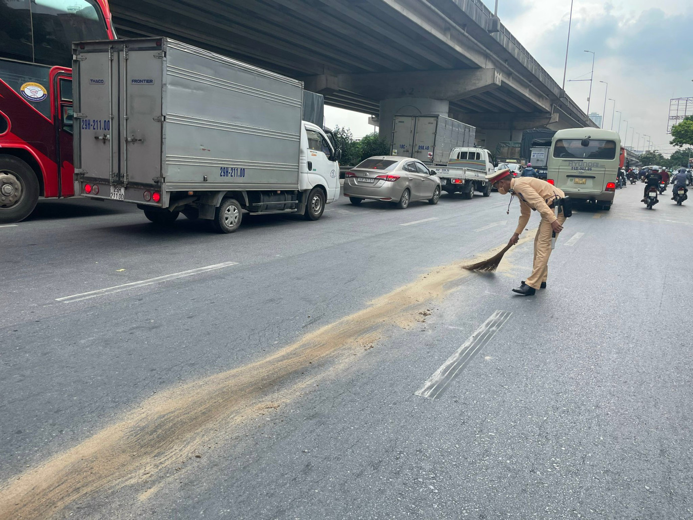 Cán bộ, chiến sỹ xử lý vết dầu loang trên đường Pháp Vân