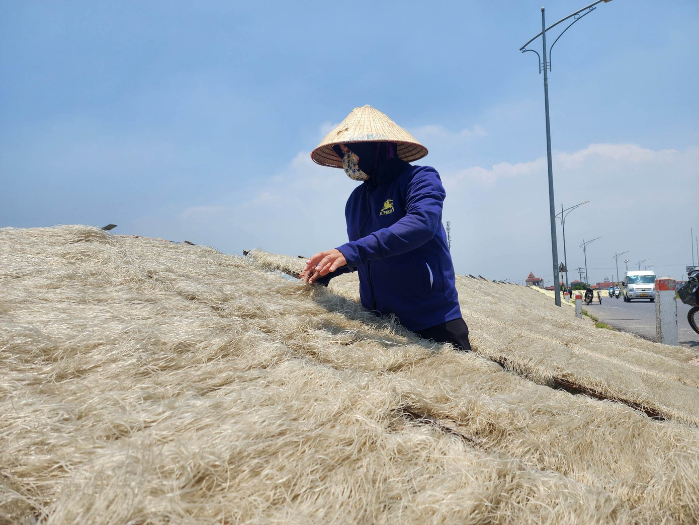 Trung bình, bún, miến dong sẽ được mang ra phơi trong thời gian từ 90 phút đến 180 phút, tùy thuộc vào điều kiện thời tiết nhiệt độ nắng, gió. Đặc biệt, nhiệt độ càng nắng nóng thì bún, miến dong sẽ càng nhanh khô và sẽ thơm ngon hơn. Như trong những ngày qua, nắng nóng nên bún, miến rất nhanh khô. Trung bình, bún, miến dong sẽ được mang ra phơi trong thời gian từ 90 phút đến 180 phút, tùy thuộc vào điều kiện thời tiết nhiệt độ nắng, gió. Đặc biệt, nhiệt độ càng nắng nóng thì bún, miến dong sẽ càng nhanh khô và sẽ thơm ngon hơn. Như trong những ngày qua, nắng nóng nên bún, miến rất nhanh khô.