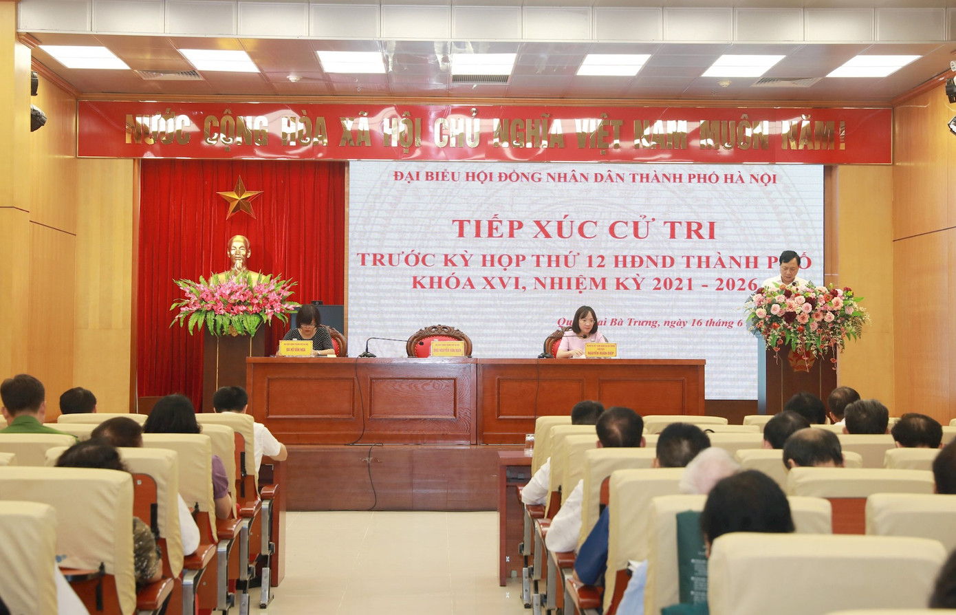 Quang cảnh buổi tiếp xúc cử tri tại quận Hai Bà Trưng. Quang cảnh buổi tiếp xúc cử tri tại quận Hai Bà Trưng.