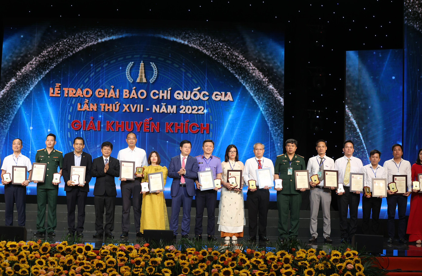 Ban tổ chức trao giải cho các tác giả, nhóm tác giả đoạt Giải C (ảnh: Như Ý) Ban tổ chức trao giải cho các tác giả, nhóm tác giả đoạt Giải C (ảnh: Như Ý)