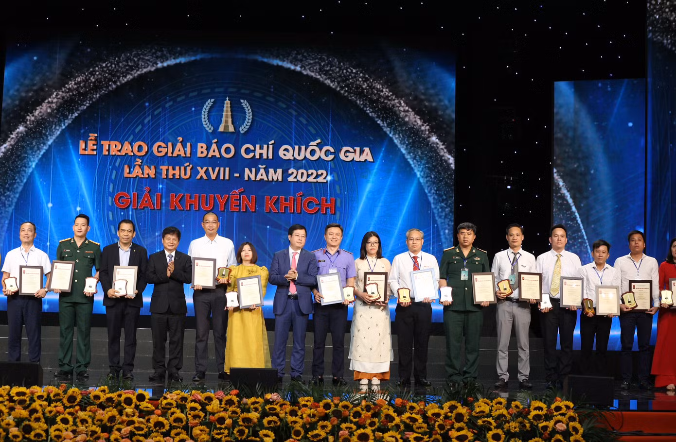 Ban tổ chức trao giải cho các tác giả, nhóm tác giả đoạt Giải C (ảnh: Như Ý) Ban tổ chức trao giải cho các tác giả, nhóm tác giả đoạt Giải C (ảnh: Như Ý)
