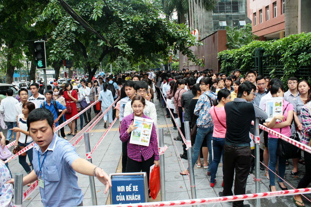 Thí sinh xếp hàng nộp hồ sơ thi vào Cục Thuế Hà Nội Thí sinh xếp hàng nộp hồ sơ thi vào Cục Thuế Hà Nội