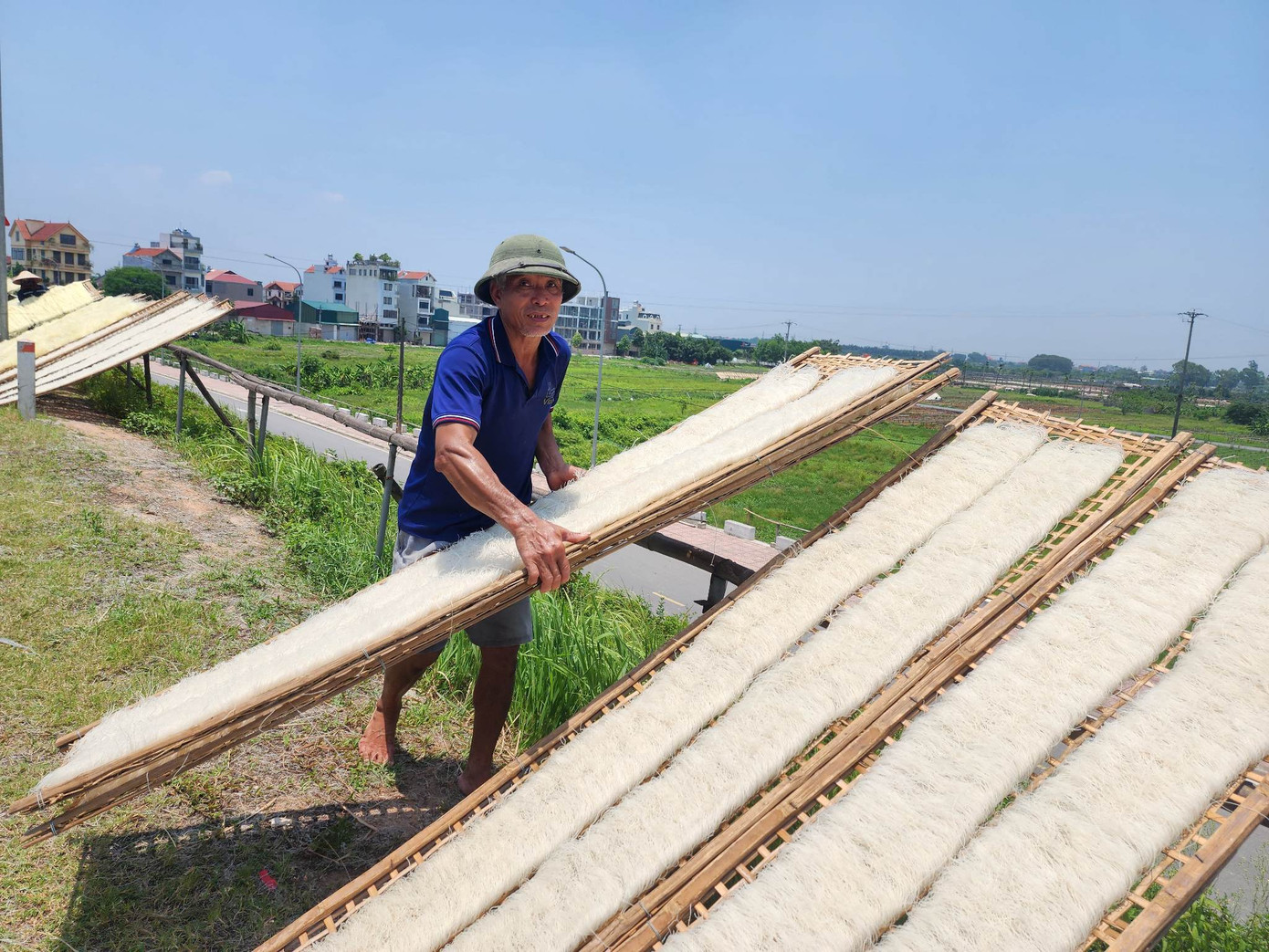 Trong các công đoạn sản xuất bún khô, miến dong, vất vả và công phu nhất là phơi bánh. Bởi tùy theo nhiệt độ, nắng, gió mà người làm nghề căn khoảng thời gian phù hợp để bánh đủ độ khô, không quá giòn. Trong các công đoạn sản xuất bún khô, miến dong, vất vả và công phu nhất là phơi bánh. Bởi tùy theo nhiệt độ, nắng, gió mà người làm nghề căn khoảng thời gian phù hợp để bánh đủ độ khô, không quá giòn.