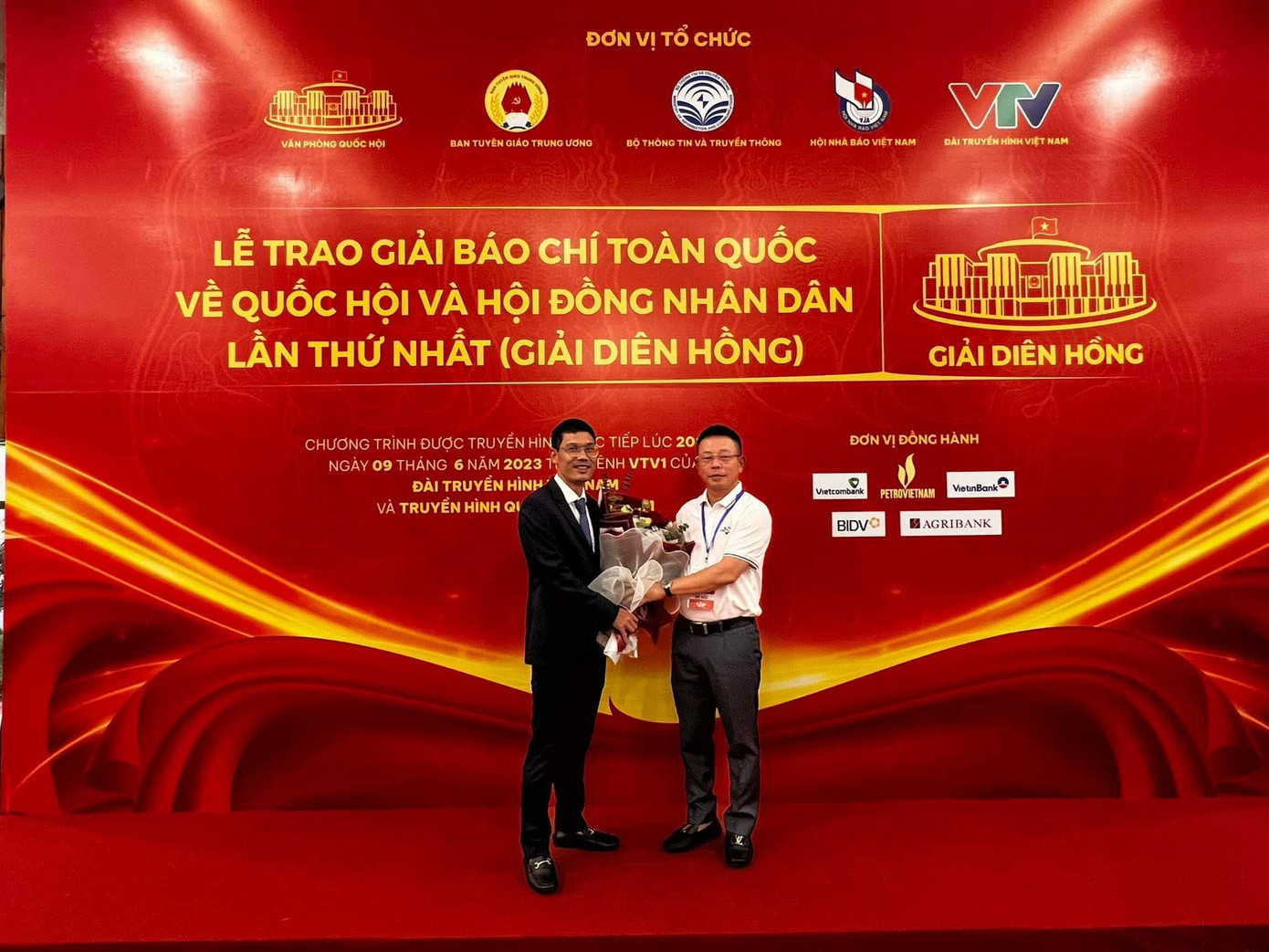 Nhà báo Phùng Công Sưởng (bên phải), Phó Tổng biên tập Báo Tiền Phong tặng hoa cho đại diện nhóm tác giả Báo Tiền Phong đoạt giải Nhà báo Phùng Công Sưởng (bên phải), Phó Tổng biên tập Báo Tiền Phong tặng hoa cho đại diện nhóm tác giả Báo Tiền Phong đoạt giải