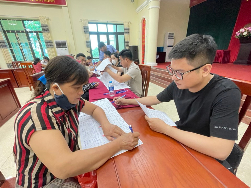 Người dân huyện Thường Tín làm thủ tục liên quan đến GPMB dự án đường Vành đai 4