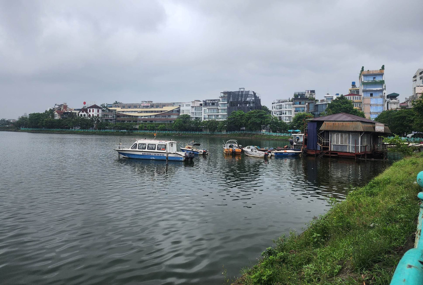 Trụ sở của Xí nghiệp Môi trường Hồ Tây (đoạn qua phố Tô Ngọc Vân, phường Quảng An, quận Tây Hồ).