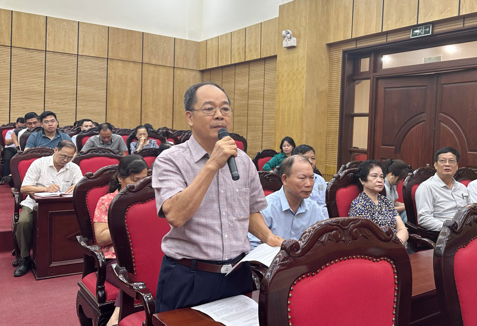 Cử tri quận Ba Đình phát biểu tại buổi tiếp xúc cử tri Cử tri quận Ba Đình phát biểu tại buổi tiếp xúc cử tri