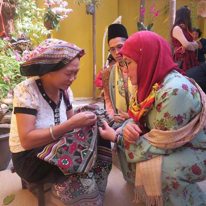 Du khách thăm quan, tìm hiểu về sản phẩm thổ cẩm của HTX Làng nghề thổ cẩm Hoa Tiến Du khách thăm quan, tìm hiểu về sản phẩm thổ cẩm của HTX Làng nghề thổ cẩm Hoa Tiến