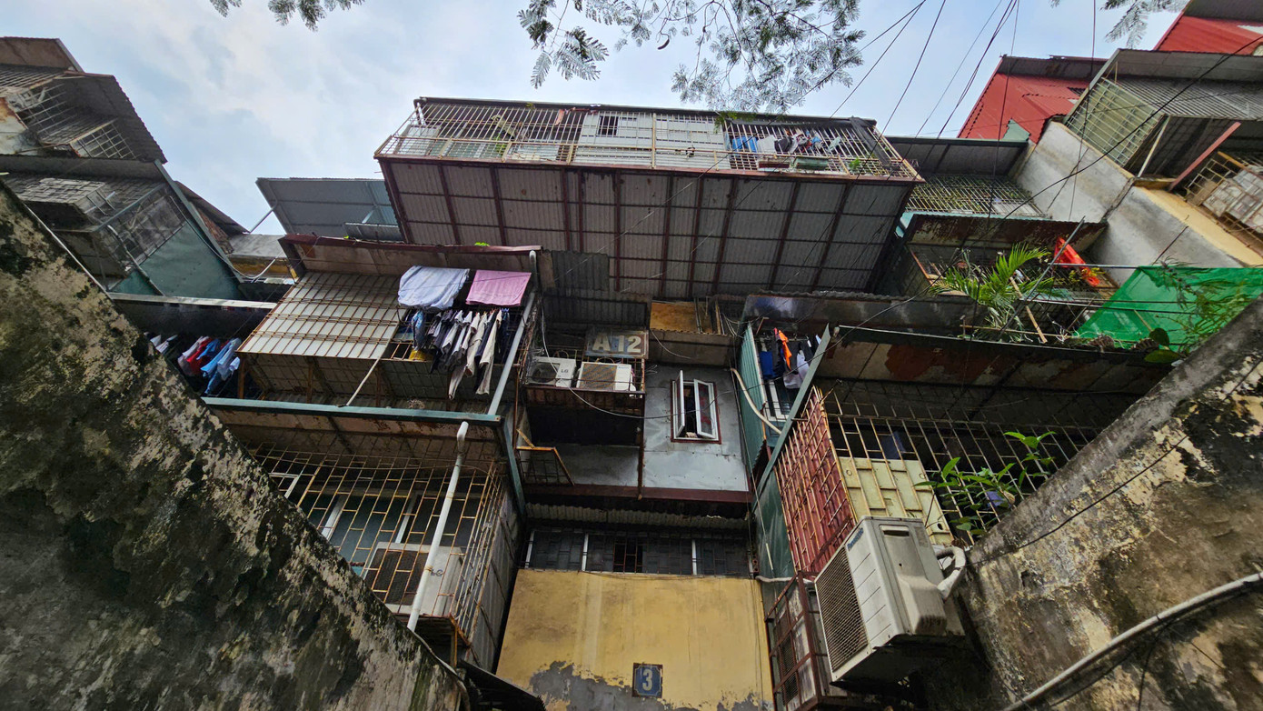 Theo thuyết minh nhiệm vụ quy hoạch chi tiết cải tạo, xây dựng lại khu tập thể Nghĩa Tân tỷ lệ 1/500, khu tập thể Nghĩa Tân là một trong những khu chung cư cũ của Hà Nội được xây dựng từ lâu. Nhiều vị trí đã xuống cấp, ảnh hưởng tới môi trường sống, mỹ quan đô thị và gây quá tải lên hệ thống hạ tầng kỹ thuật và hạ tầng xã hội tại khu vực.