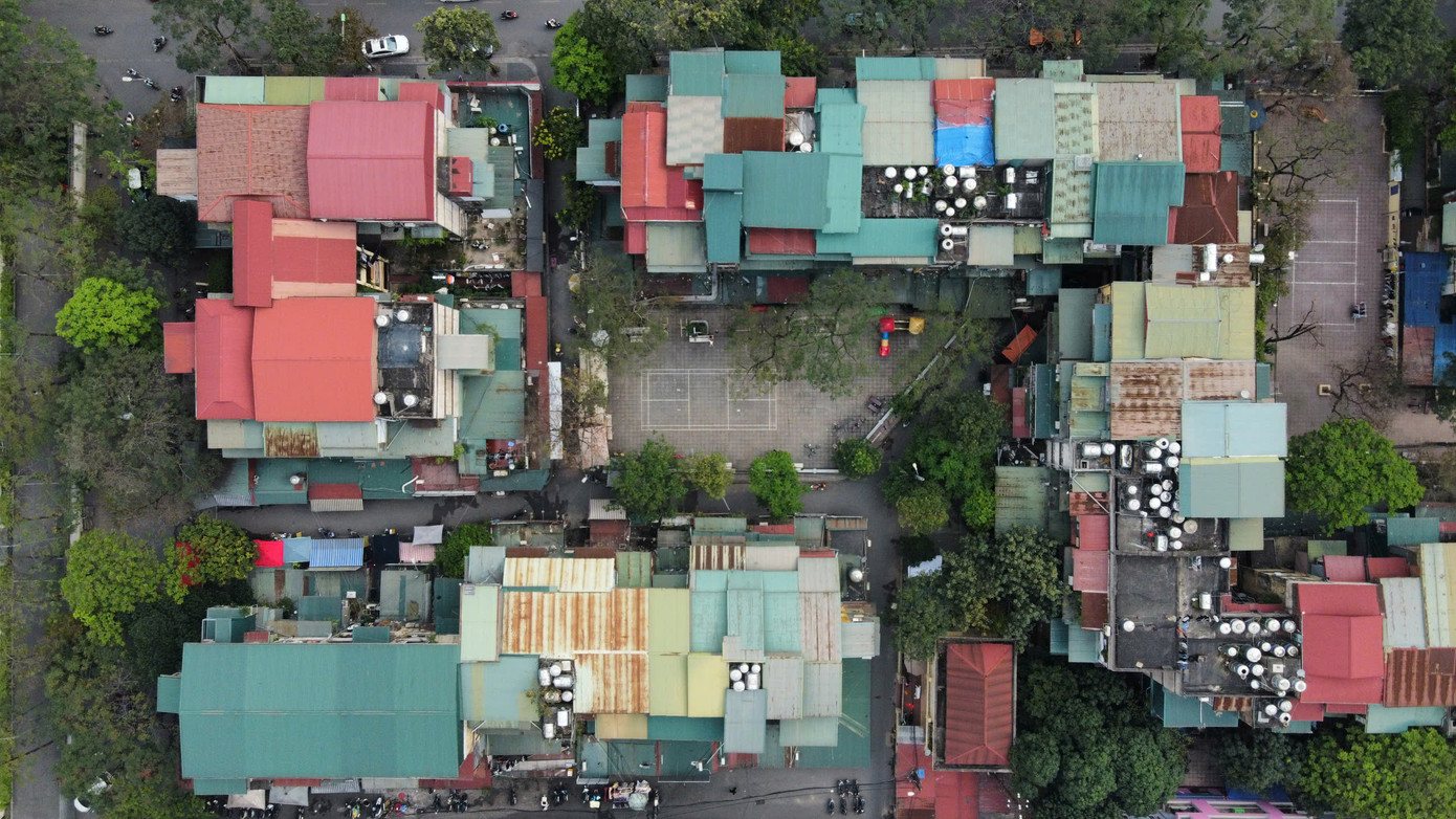 Theo khảo sát của PV, ăn theo thông tin cải tạo các hộ chung cư cũ xuống cấp tại khu tập thể Nghĩa Tân được rao bán với giá "trên trời" khoảng trên 100 triệu đồng/m2. Đơn cử, một căn hộ tại tầng 2 có diện tích sổ đỏ 26 m2, cơi nới lên 60 m2 được chào bán với giá 3,5 tỷ đồng. Tính theo diện tích thực trên sổ đỏ, căn này có giá 134,6 triệu đồng/m2.