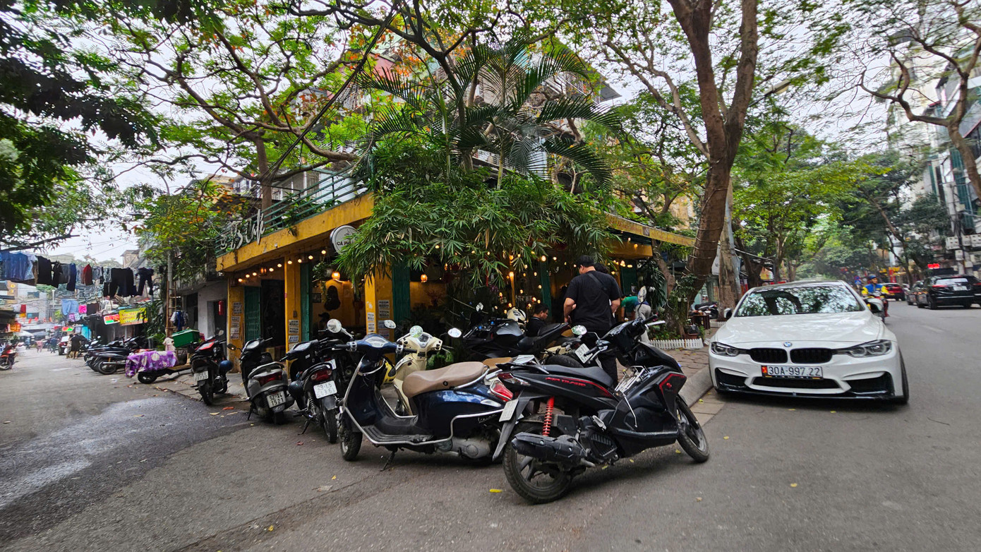 Tầng 1 tại các căn hộ khu tập thể Nghĩa Tân thành các ki-ốt, cửa hàng, quán ăn sầm uất...