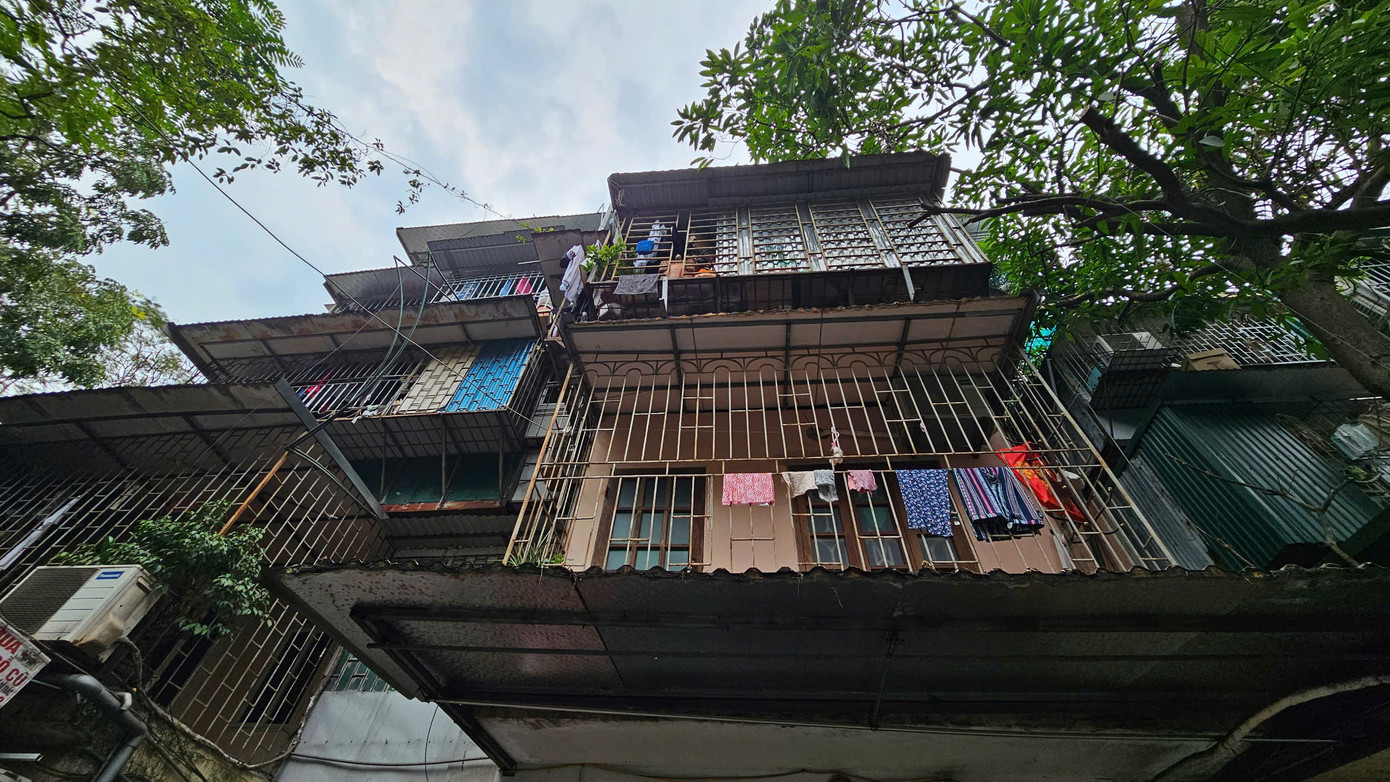 Cũng như những khu chung cư cũ của Hà Nội, hầu hết các căn hộ tại khu tập thể Nghĩa Tân được cơi nới, đeo thêm "ba lô", quây "chuồng cọp"... tiềm ẩn nguy cơ mất an toàn PCCC.