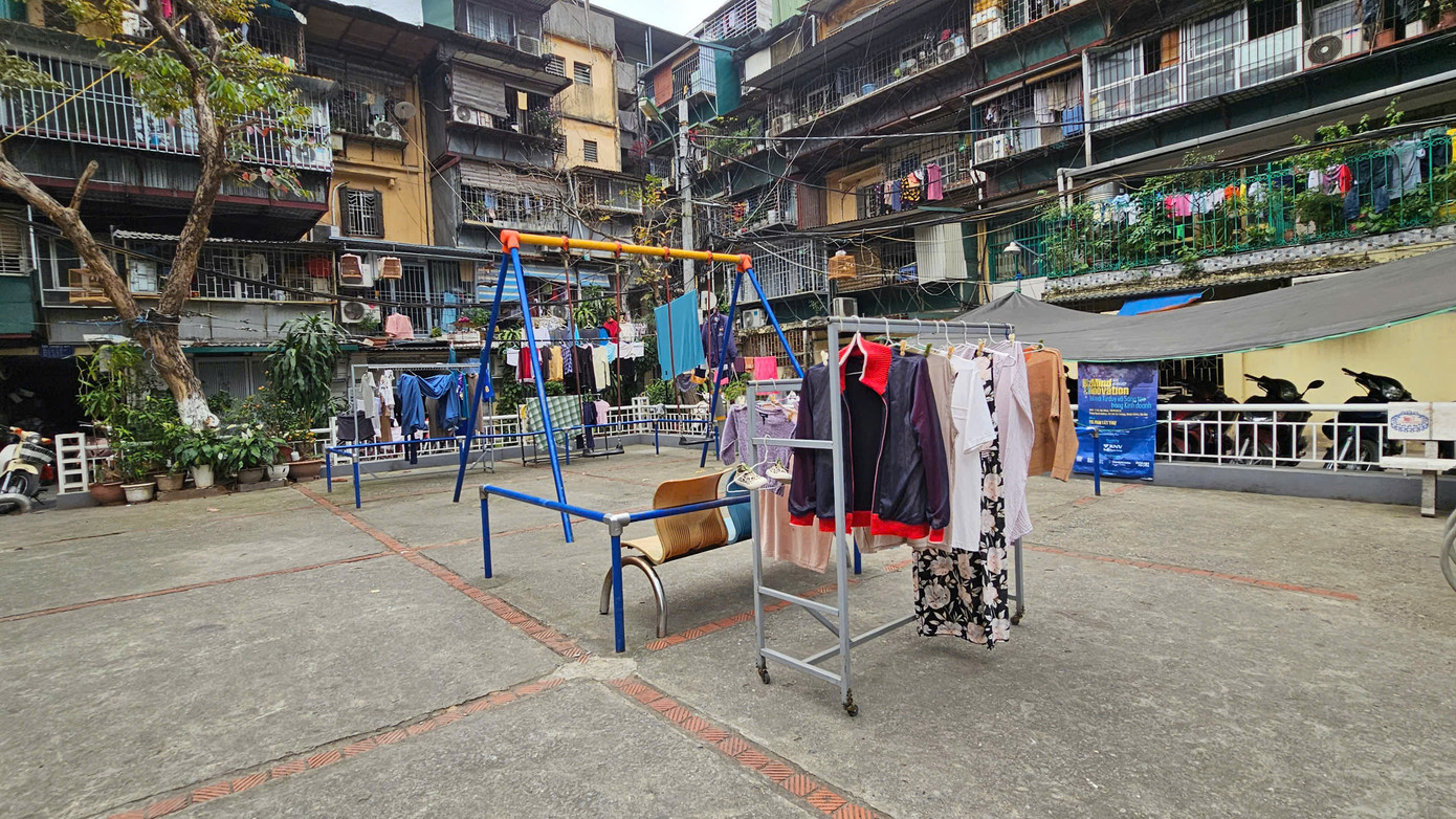 Sân chung, khu vui chơi tại khu tập thể Nghĩa Tân được tận dụng làm nơi phơi quần áo của nhiều hộ gia đình.