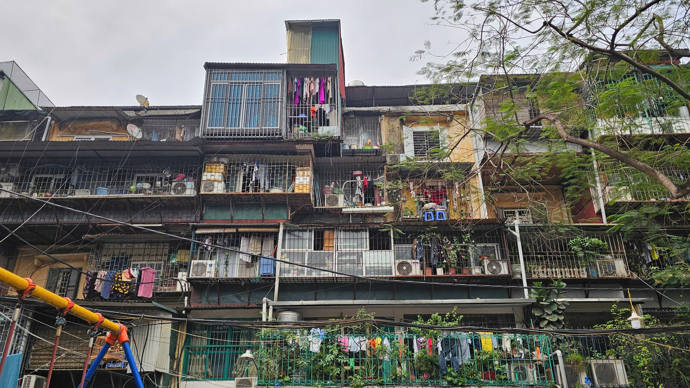 Được biết, khu tập thể Nghĩa Tân thuộc UBND phường Nghĩa Tân, quận Cầu Giấy được xây dựng từ năm 1987 với gần 30 nhà chung cư cao từ 3 đến 5 tầng; diện tích trung bình căn hộ từ 18 đến 20m2.