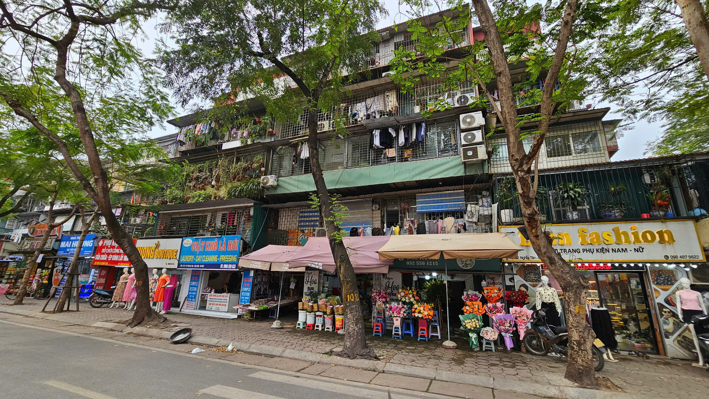 Tầng 1 tại các căn hộ khu tập thể Nghĩa Tân thành các ki-ốt, cửa hàng, quán ăn sầm uất...