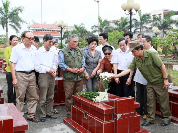 Nhà thơ Cảnh Giang đã đọc thơ bên mộ liệt sĩ TNXP Đặng Thị Chốc