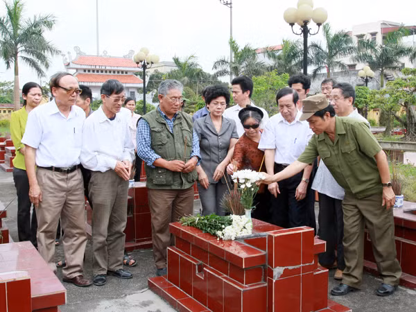 Nhà thơ Cảnh Giang đã đọc thơ bên mộ liệt sĩ TNXP Đặng Thị Chốc
