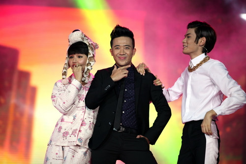 Ngoài ra, chương trình còn mang đến một số tiết mục giải trí