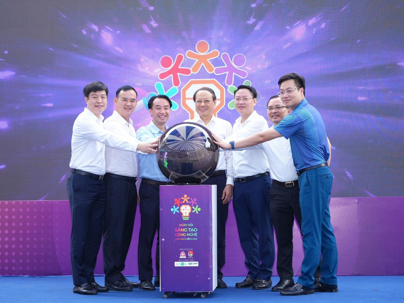 Các đại biểu thực hiện nghi thức khai mạc “Ngày hội Sáng tạo - Công nghệ” Các đại biểu thực hiện nghi thức khai mạc “Ngày hội Sáng tạo - Công nghệ”