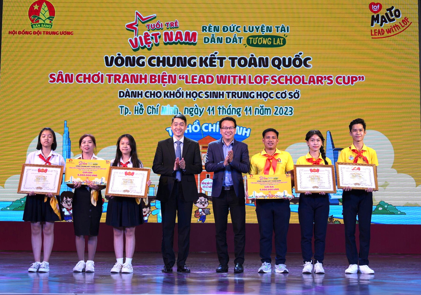 Ban tổ chức trao thưởng cho đội giải Ba. Ban tổ chức trao thưởng cho đội giải Ba.