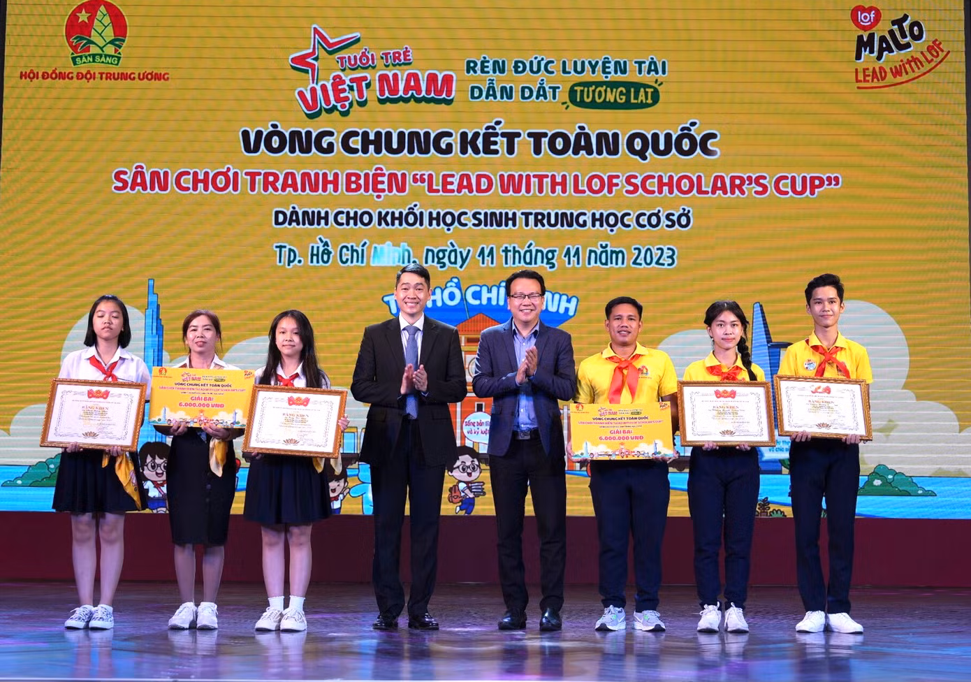Ban tổ chức trao thưởng cho đội giải Ba.