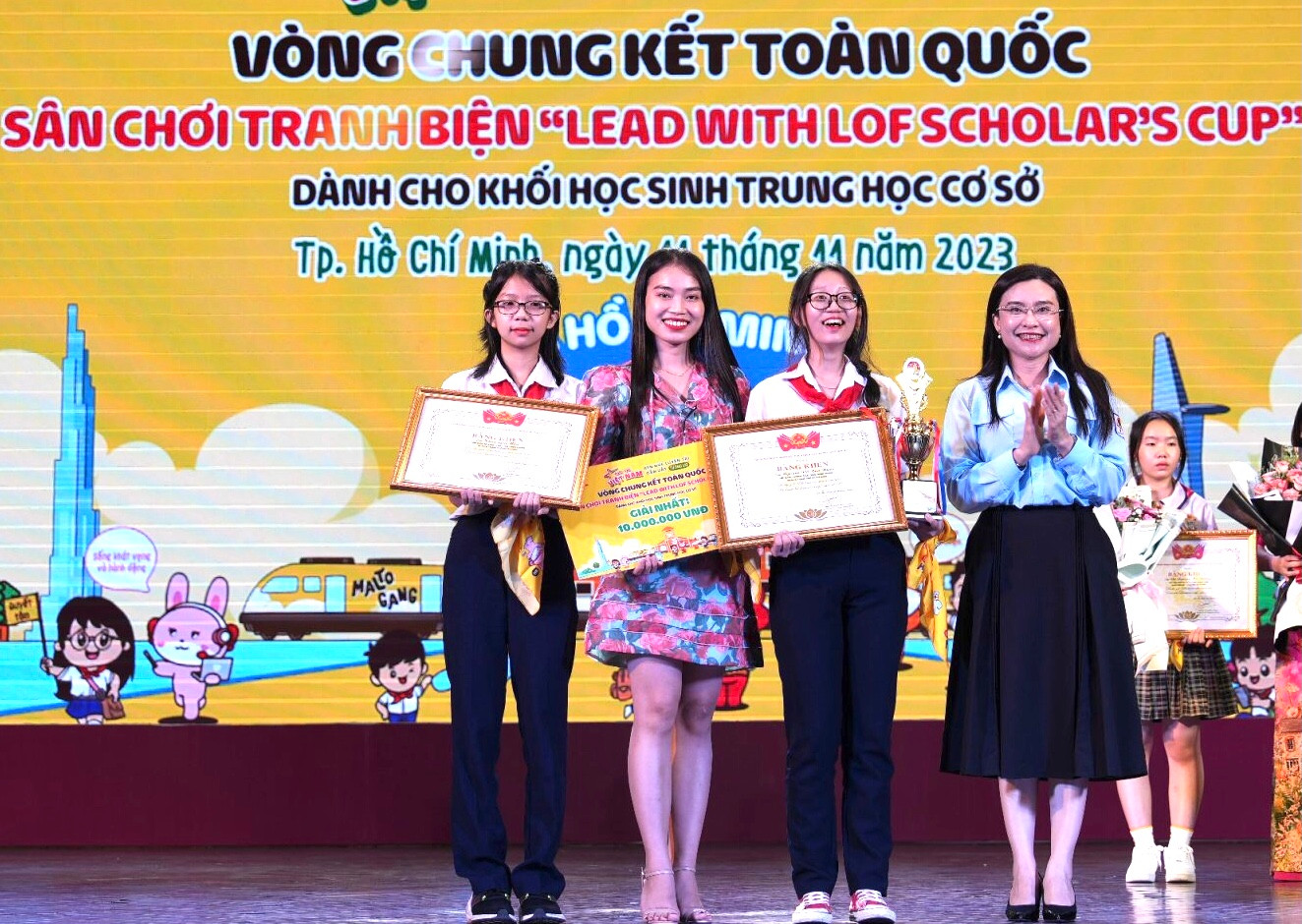Chị Nguyễn Phạm Duy Trang - Bí thư T.Ư Đoàn, Chủ tịch Hội đồng Đội T.Ư (bên phải) trao thưởng cho đội giải Nhất. Chị Nguyễn Phạm Duy Trang - Bí thư T.Ư Đoàn, Chủ tịch Hội đồng Đội T.Ư (bên phải) trao thưởng cho đội giải Nhất.