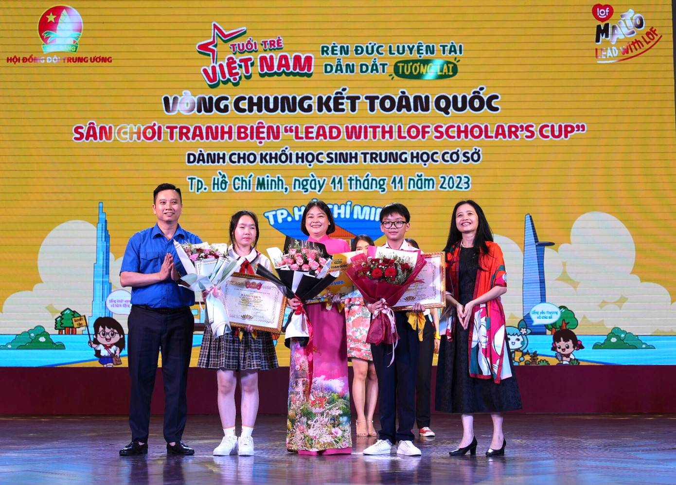 Ban tổ chức trao thưởng cho đội giải Nhì. Ban tổ chức trao thưởng cho đội giải Nhì.