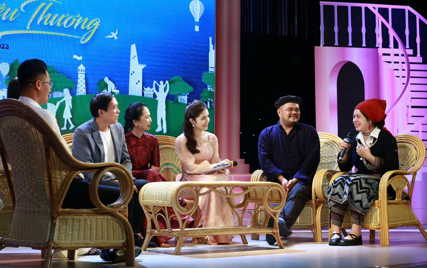 Tại chương trình giao lưu còn có vợ chồng nghệ sĩ Đỗ Kỷ - Lan Hương. Tại chương trình giao lưu còn có vợ chồng nghệ sĩ Đỗ Kỷ - Lan Hương.