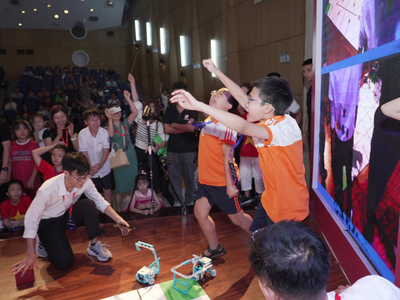 Niềm vui vỡ oà của các thí sinh chinh phục được các phần thi