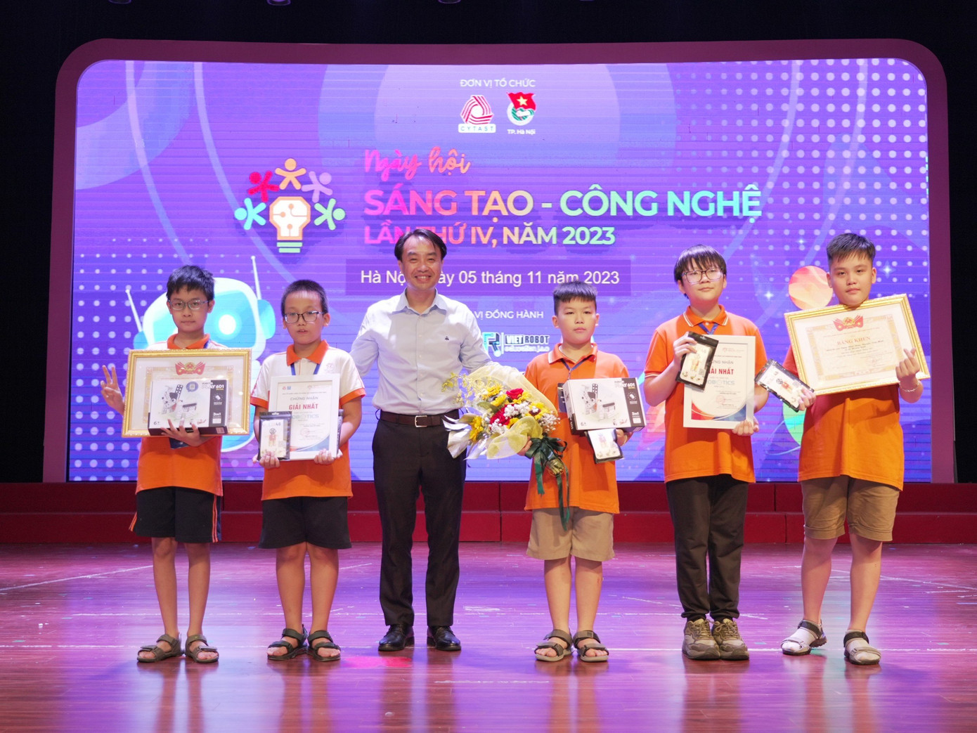 Ban tổ chức trao giải Nhất cuộc thi